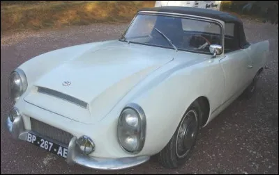 Quel est ce cabriolet sportif en mati&egrave;re plastique de la marque Ren&eacute;-Bonnet ?