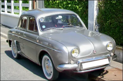 Quel est ce mod&egrave;le de berline cossue produit par Renault ?