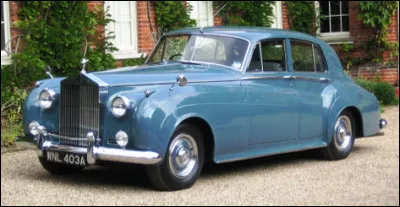 Quelle est cette limousine de prestige du constructeur britannique Rolls-Royce ?