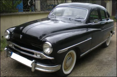 Quelle est cette limousine &agrave; six glaces et &agrave; moteur V8 produit par Ford France ?