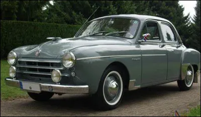 Quelle est cette berline tricorps du constructeur Renault ?