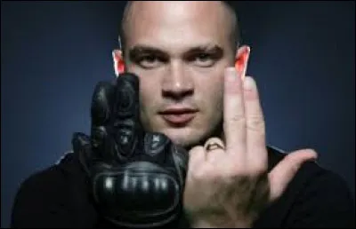 À qui doit-on l'album "Dans ma paranoïa" ?