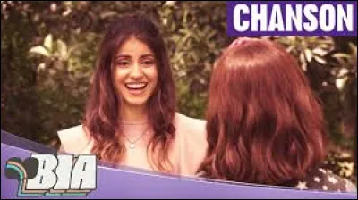 Quelle est la chanson qu'elle interprète dans le premier épisode ?