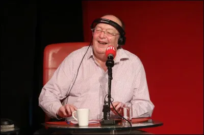 Les Grosses Têtes se moquent régulièrement de Bernard Mabille : Mais à quel sujet ?