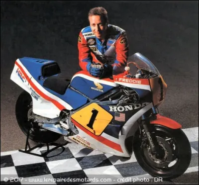 En 1899, quel genre de véhicule, bâti pour un record, est "La jamais contente" ?