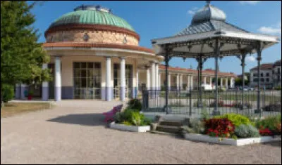 Petite ville du département des Vosges, connue comme ville thermale et pour son eau minérale :