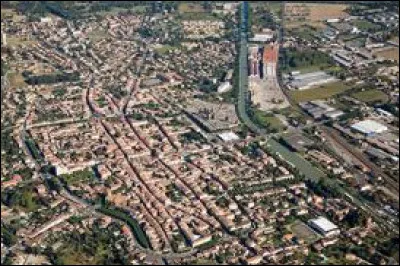 Ville du Tarn-et-Garonne, la deuxième du département par la population, traversée par le canal latéral à la Garonne :