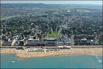 Station balnéaire de la côte normande, avec son "Grand Hôtel" fréquenté par Marcel Proust :
