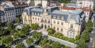 Ville de 60 000 habitants des Hauts-de-Seine, appartenant à la petite couronne et immédiatement voisine de Paris :