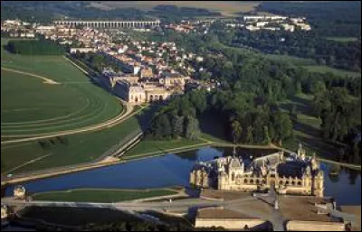 Ville de l'Oise connue pour son château et ses activités hippiques :