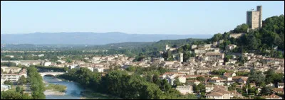 Petite ville de la Drôme, située en bordure sud du Vercors :