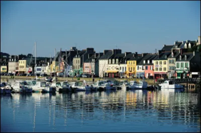 Petite ville bretonne de 7000 habitants, située sur une presqu'île au sud de la rade de Brest :