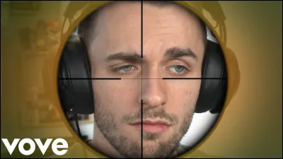 Quel était le sujet du premier podcast de Squeezie ?