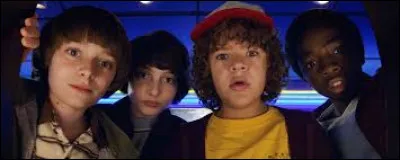 Où Dustin rencontre-t-il pour la première fois le bébé démochien de la saison 2 ?