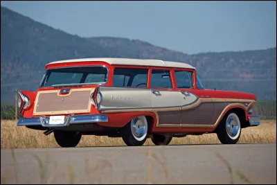 Votre catalogue était plutôt fourni à ce que je vois, même du côté des breaks. Comment s'appelait, déjà, le plus luxueux, dans son bel habillage Woody ?