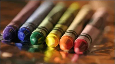 De quelle famille de nuances est le crayon crayola "vivid tangerine" ?