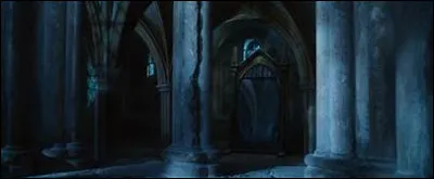 Nous nous dirigeons vers les toilettes féminines du deuxième étage quand quelque chose attire notre attention, quelque chose de très brillant. C'est le Miroir du Riséd ! Quand Harry vient se refléter devant, il voit...