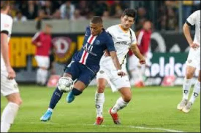 Dans une équipe de football, il y 15 joueurs sur un terrain.