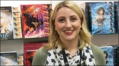 Comment s'appelle l'&eacute;crivaine qui a &eacute;crit ce roman ?