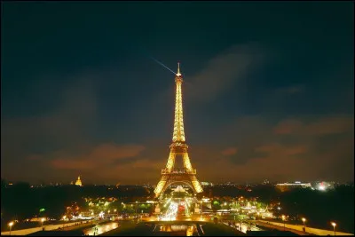 Où la tour Eiffel est-elle située ?