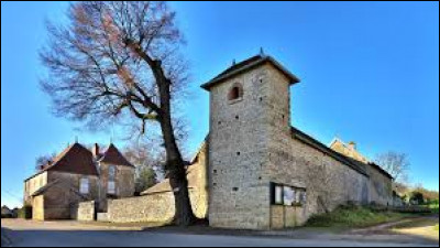 Nous commençons notre balade devant le château et sa tour pigeonnier, à Bay. Village Haut-Saônois, il se situe en région ...