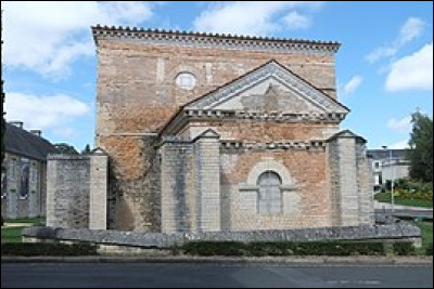 Où se trouve le baptistère Saint-Jean, réputé être le plus ancien monument chrétien d'Occident ?