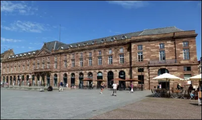 Comment s'appelle le bâtiment strasbourgeois situé sur la place Kléber et classé monument historique ?