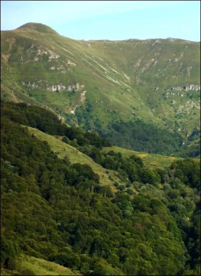 Quel est le nom du point culminant des monts du Cantal qui fait 1 855 mètres d'altitude ?