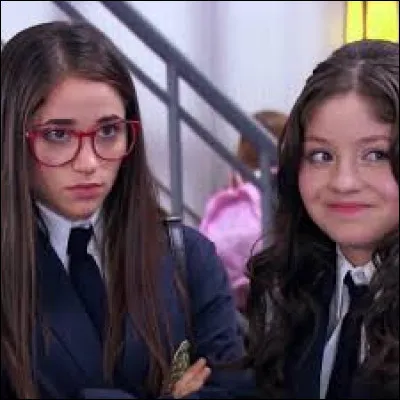 Laquelle de ces filles porte des lunettes ?