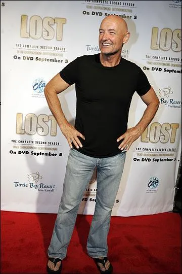 Il joue dans une série d'action où l'on peut découvrir le monde :