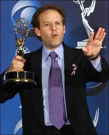 Il y incarne le personnage très spécial de Tom Lennox :