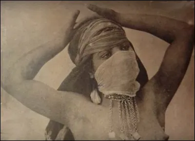 1927 > Âmes sensibles, s'abstenir ! Dans cette très célèbre chanson "La fille du bédouin", cette dernière finit "cul-de-jatte" après avoir eu des rapports sexuels [mais encore ?]