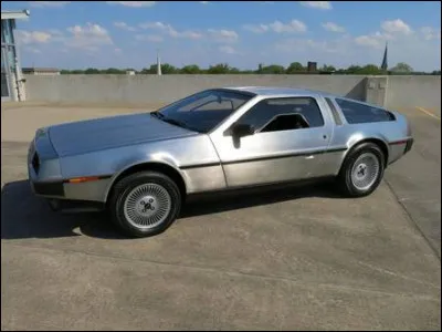 Votre gestation a, je vois, été laborieuse. Au point que pour respecter au mieux les délais de mise au point, un constructeur extérieur s'est mêlé à votre conception. Lequel était-ce, Mme DeLorean ?