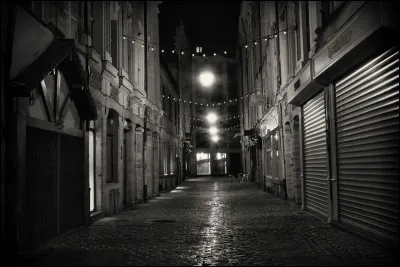Je vois quelqu'un se faire agresser dans une ruelle sombre...