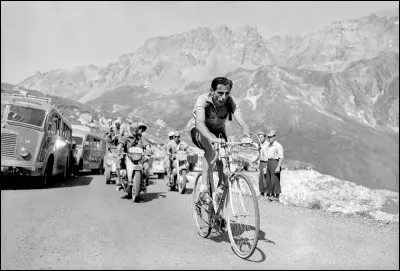 Ce cycliste italien, surnommé le "campionissimo", a remporté notamment cinq Tours d'Italie, deux Tours de France et de nombreuses classiques : il se prénomme ...,