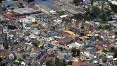 Ville de 14 000 habitants à tradition textile du département du Nord, dans le Cambrésis :