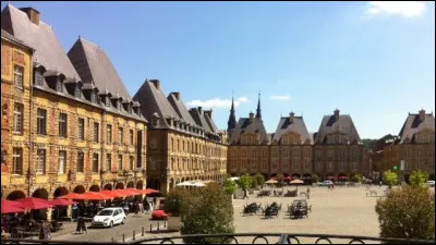 Ville des Ardennes, traversée par la Meuse, connue pour sa "place ducale" :