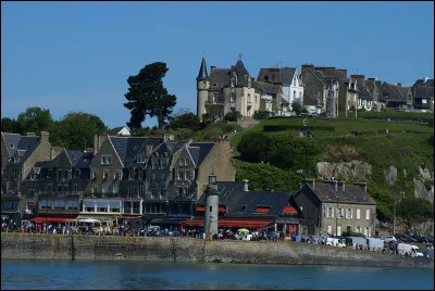 Petite ville bretonne de 5000 habitants située à l'extrémité ouest de la baie du mont Saint-Michel, réputée pour ses huîtres :