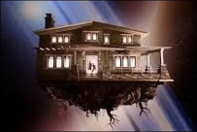 Dans le film "Zathura : Une aventure spatiale", comment la maison se retrouve-t-elle dans l'espace ?