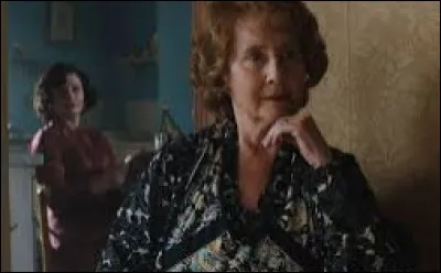 Est-ce que la grand-mère d'Elton meurt durant le film ?