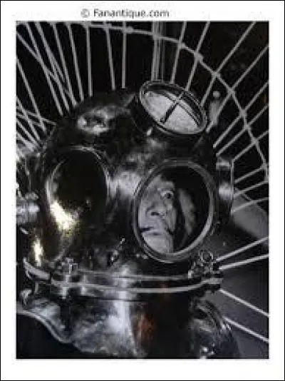 Lors d'une apparition publique, revêtu d'un scaphandre, jusqu'où a-t-il déclaré qu'il allait plonger ?