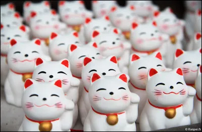 Au Japon, on croise partout des statuettes de chat assis ayant une patte levée. Ces statuettes seraient gage de "fuku" ou de "sen ryo". Que signifient ces termes entre guillemets ?
