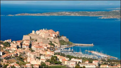 Petite ville située sur la côte nord-ouest de la Corse, dominée par sa citadelle :