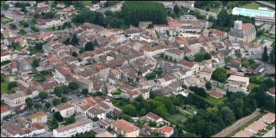 Petite ville du Lot-et-Garonne, située à la limite des forêts de pins les Landes de Gascogne au sud, et les coteaux cultivés du Queyran au nord :