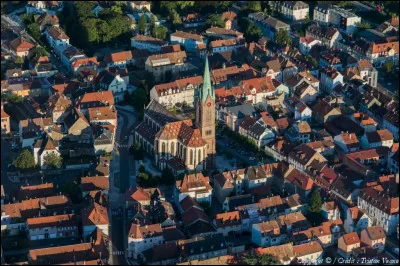 Ville alsacienne de la vallée de la Thur, bordée à l'ouest par le massif vosgien :