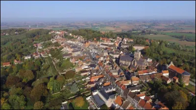 Petite ville du département du Nord, située sur une butte dominant la plaine des Flandres :