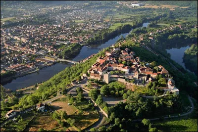 Ville du département de l'Aveyron, bordée par le Lot, développée au pied de son homonyme, oppidum dominant la vallée :