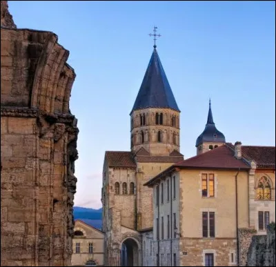 Petite ville de Bourgogne, célèbre pour son ancienne abbaye qui était, au Moyen-Age, un haut lieu de la vie spirituelle :