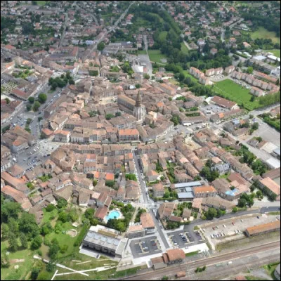 Ville du Bas Quercy, dans le département du Tarn-et-Garonne, connue pour sa tradition chapelière :