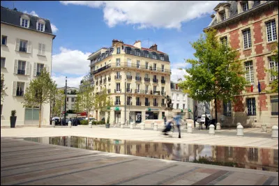 Ville de 30 000 habitants du Val-de-Marne, située aux portes de Paris, entre la Seine, la Marne et le bois de Vincennes :